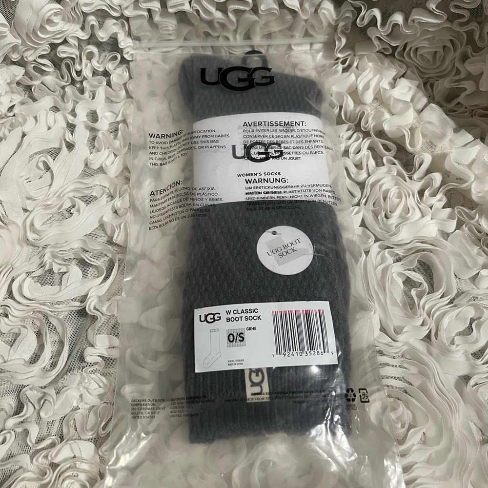 BNWT! UGG Women Classic Boot Socks🩶